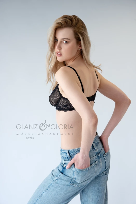 Oksana T. - Düsseldorf - Gallery image Oksana T. - Düsseldorf - Gallery image