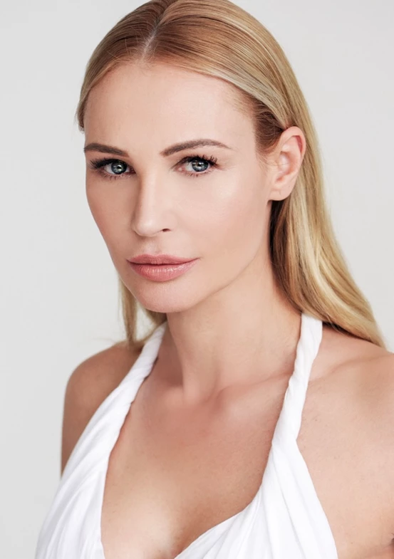 Melanie J. - Gallery image Melanie J. - Gallery image