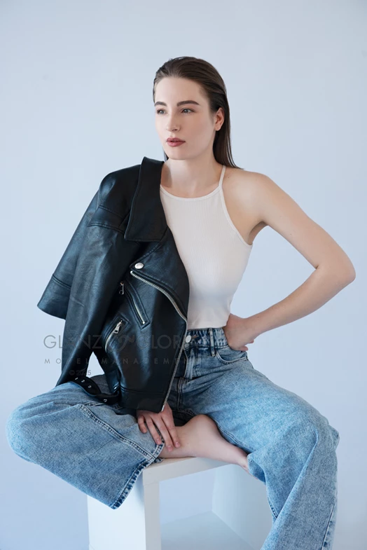 Emilie R. - Gallery image Emilie R. - Gallery image